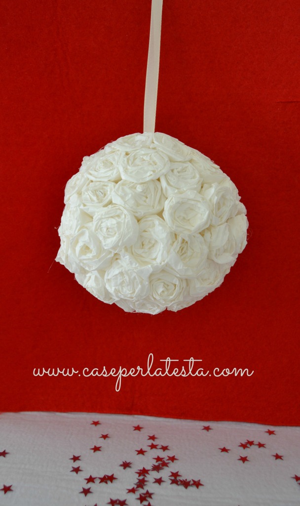 Palla di rose di carta fai da te * DIY hanging roses flower ball -  Caseperlatesta